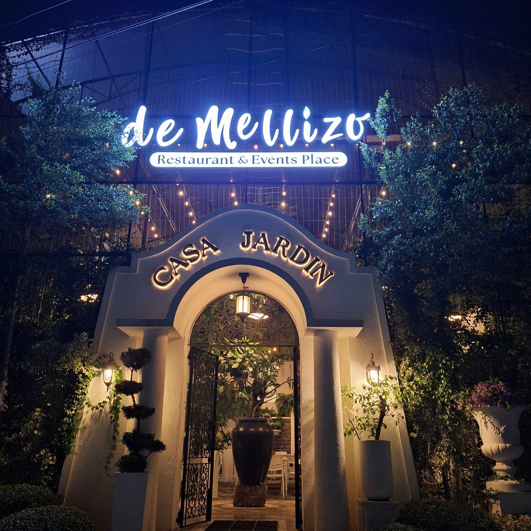 Casa Jardin signage